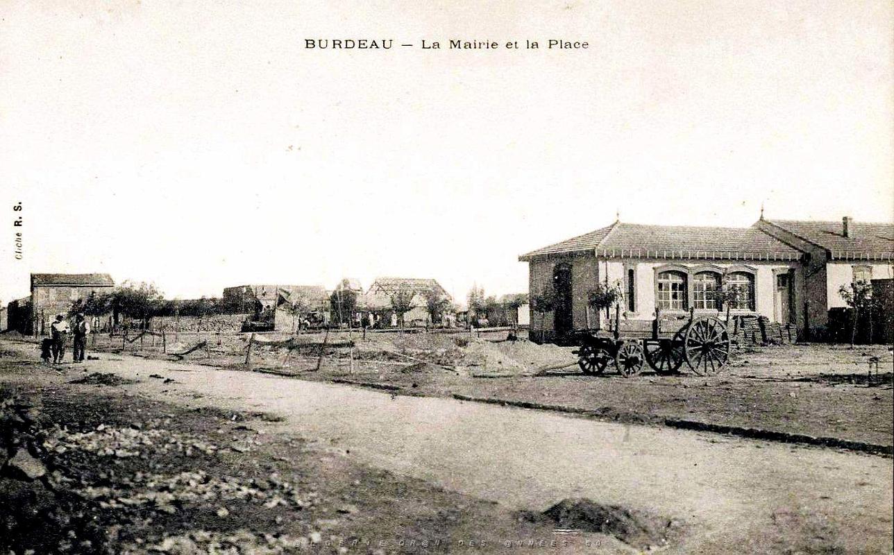 Burdeau - Mairie et Place.jpg